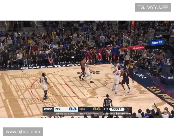 库里精准长传助攻格林反击上篮得分，精彩配合彰显默契